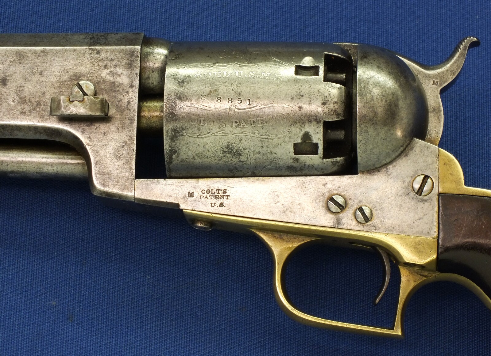 A scarce and fine antique American Colt second Model Dragoon 6 shot 44 caliber single action Percussion Revolver. 7,5 inch barrel with new York address. Length 38cm. In very good condition. Price 14.950 euro