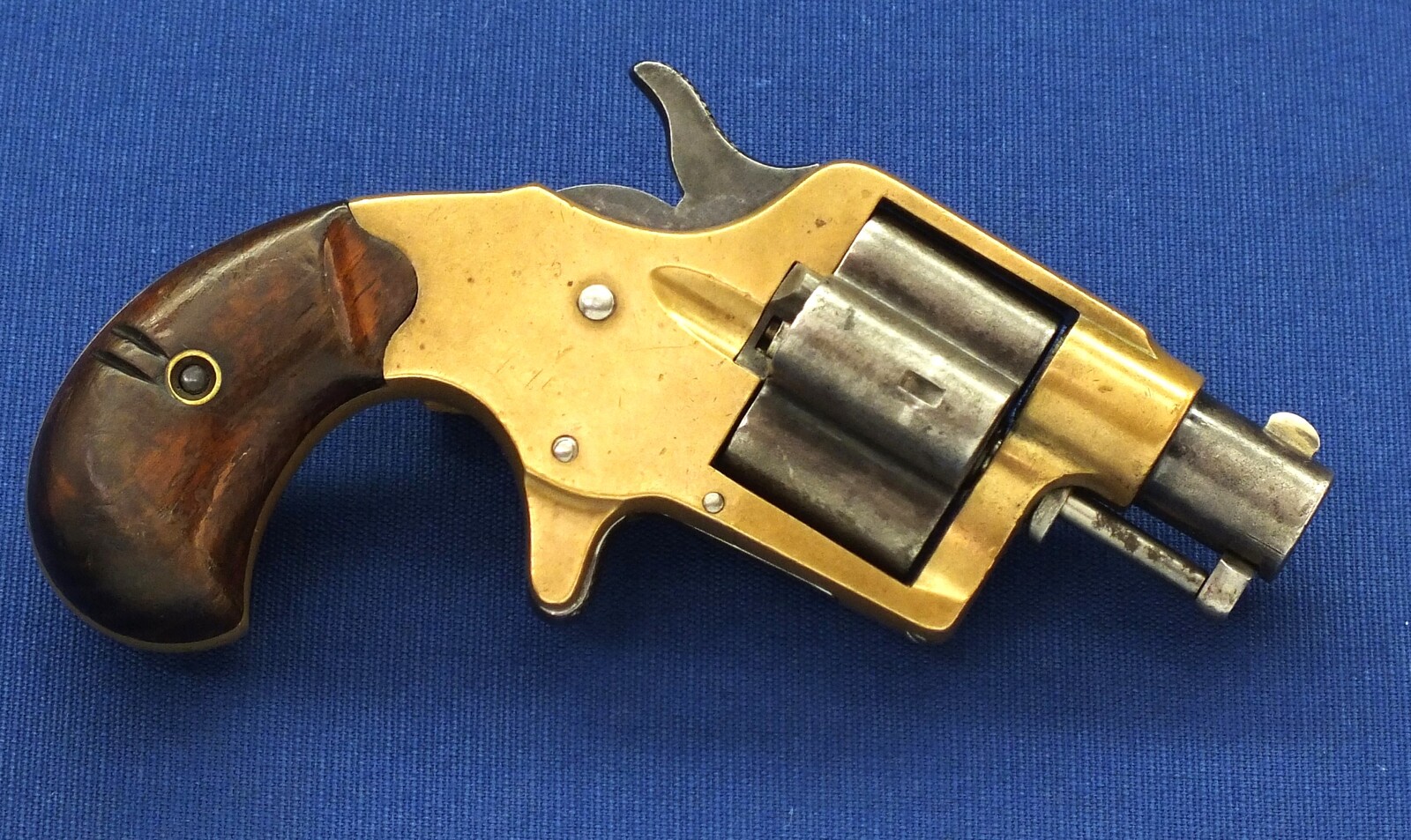 A scarce antique American Colt House Cloverleaf Model Revolver with 1-1/2 inch round barrel. 4 shot .41 Rimfire Caliber. Provenance: Robert Q Sutherland Collection. Length 15 cm. In very good condition. Price 2.950 euro.