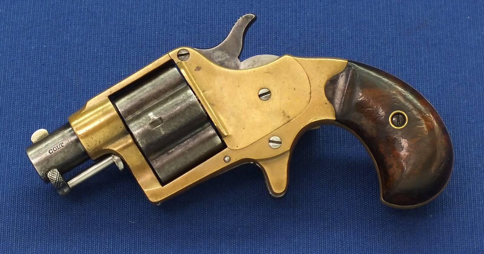 A scarce antique American Colt House Cloverleaf Model Revolver with 1-1/2 inch round barrel. 4 shot .41 Rimfire Caliber. Provenance: Robert Q Sutherland Collection. Length 15 cm. In very good condition. Price 2.950 euro.