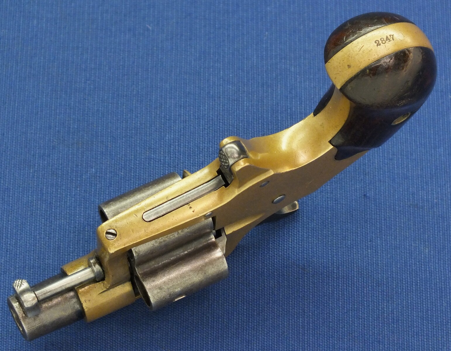 A scarce antique American Colt House Cloverleaf Model Revolver with 1-1/2 inch round barrel. 4 shot .41 Rimfire Caliber. Provenance: Robert Q Sutherland Collection. Length 15 cm. In very good condition. Price 2.950 euro.