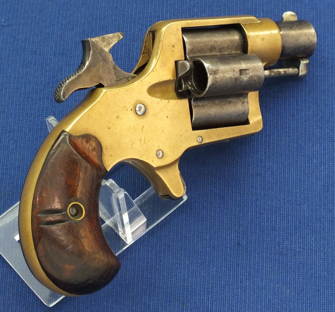 A scarce antique American Colt House Cloverleaf Model Revolver with 1-1/2 inch round barrel. 4 shot .41 Rimfire Caliber. Provenance: Robert Q Sutherland Collection. Length 15 cm. In very good condition. Price 2.950 euro.