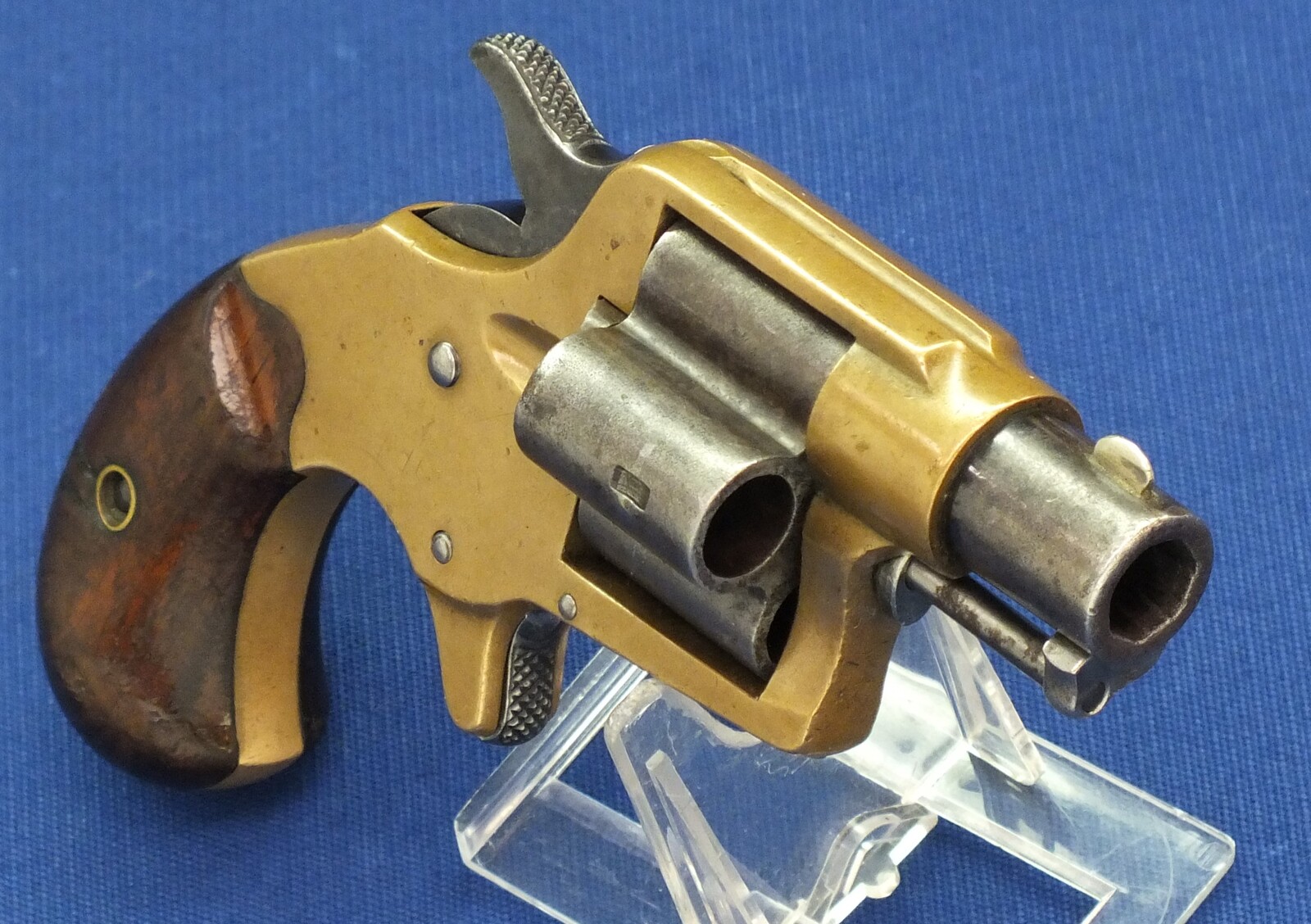 A scarce antique American Colt House Cloverleaf Model Revolver with 1-1/2 inch round barrel. 4 shot .41 Rimfire Caliber. Provenance: Robert Q Sutherland Collection. Length 15 cm. In very good condition. Price 2.950 euro.