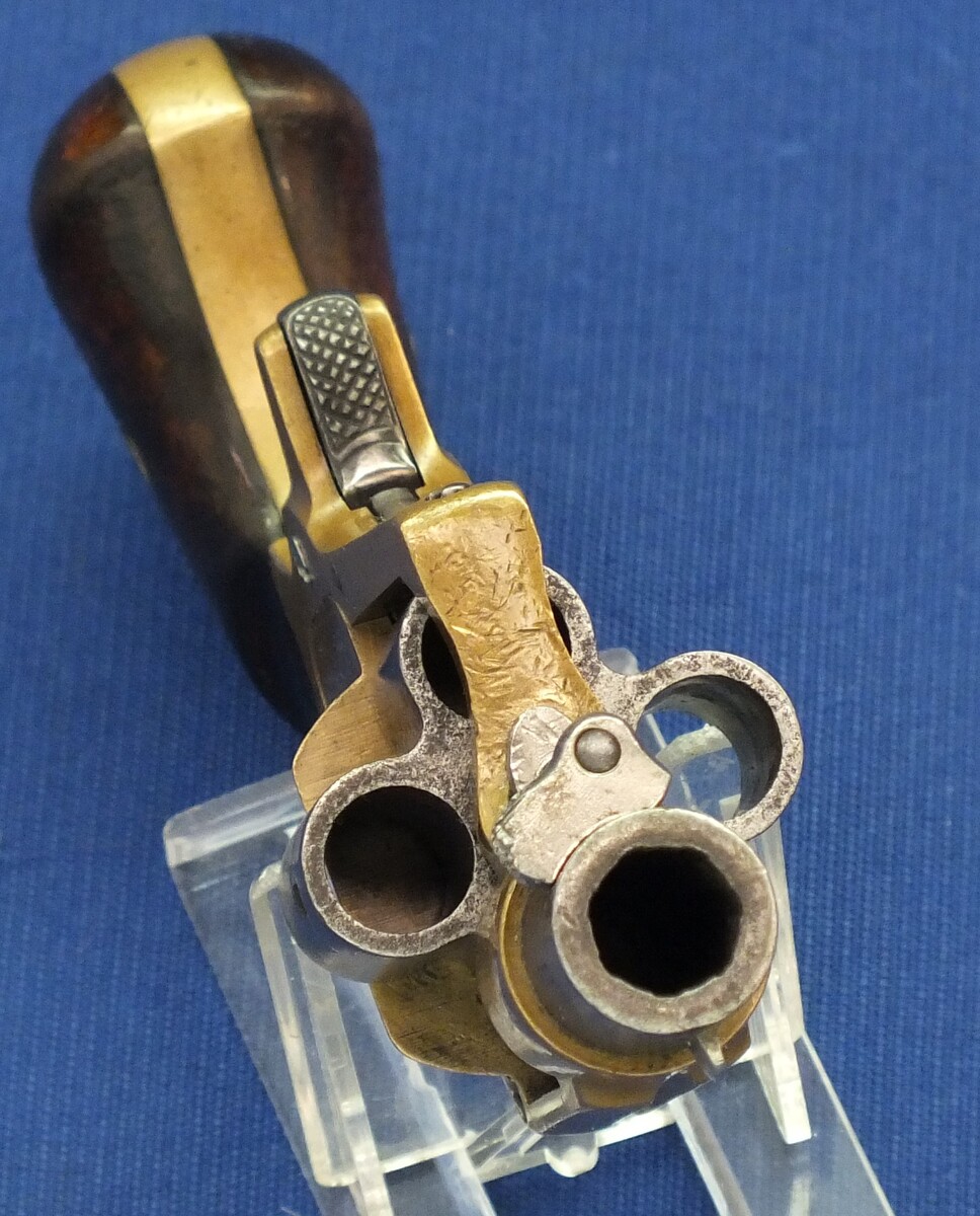 A scarce antique American Colt House Cloverleaf Model Revolver with 1-1/2 inch round barrel. 4 shot .41 Rimfire Caliber. Provenance: Robert Q Sutherland Collection. Length 15 cm. In very good condition. Price 2.950 euro.