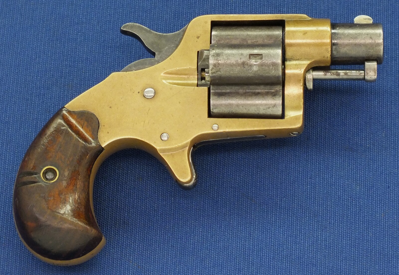 A scarce antique American Colt House Cloverleaf Model Revolver with 1-1/2 inch round barrel. 4 shot .41 Rimfire Caliber. Provenance: Robert Q Sutherland Collection. Length 15 cm. In very good condition. Price 2.950 euro.