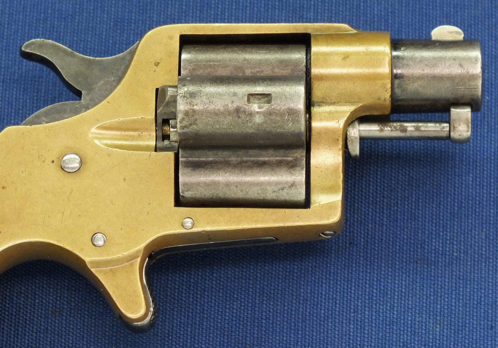 A scarce antique American Colt House Cloverleaf Model Revolver with 1-1/2 inch round barrel. 4 shot .41 Rimfire Caliber. Provenance: Robert Q Sutherland Collection. Length 15 cm. In very good condition. Price 2.950 euro.