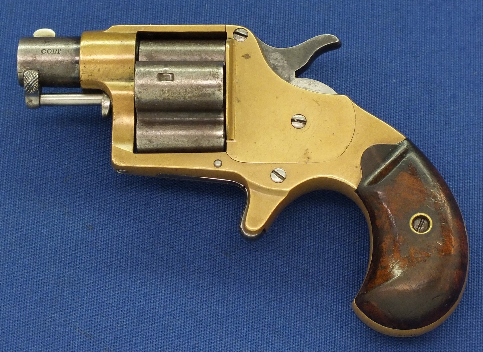 A scarce antique American Colt House Cloverleaf Model Revolver with 1-1/2 inch round barrel. 4 shot .41 Rimfire Caliber. Provenance: Robert Q Sutherland Collection. Length 15 cm. In very good condition. Price 2.950 euro.