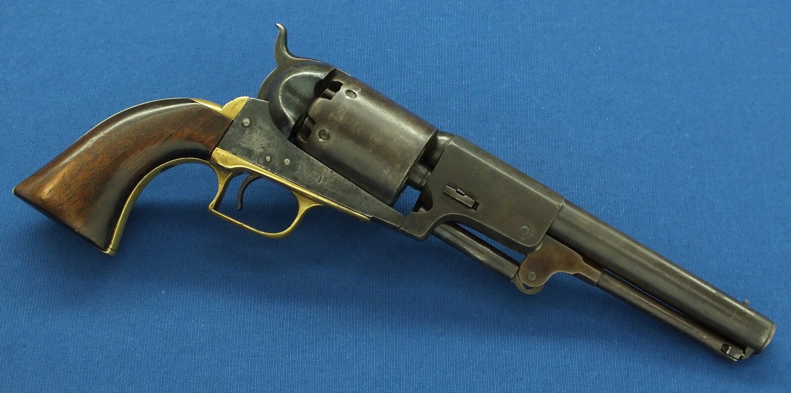 A Scarce antique American Goverment issued Colt Model 1848 First Model Dragoon percussion Revolver. 44 Caliber. Length 37cm. In good/very good condition. Price 8.500 euro