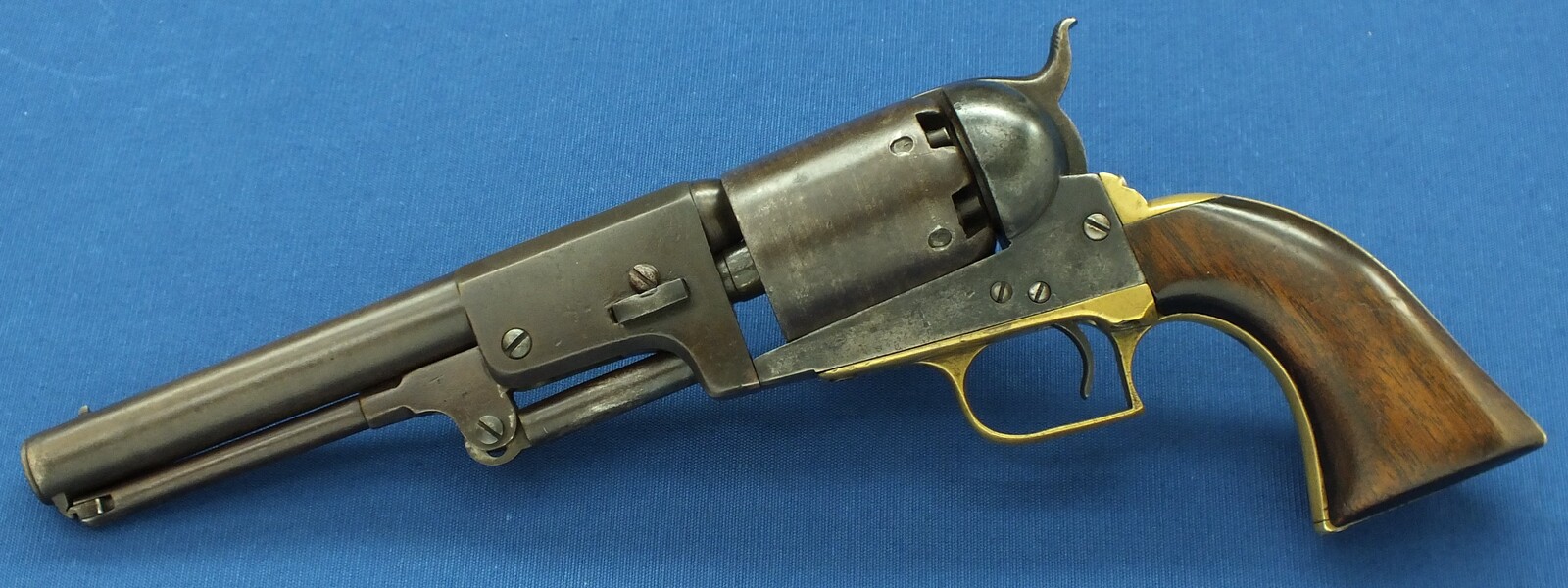A Scarce antique American Goverment issued Colt Model 1848 First Model Dragoon percussion Revolver. 44 Caliber. Length 37cm. In good/very good condition. Price 8.500 euro