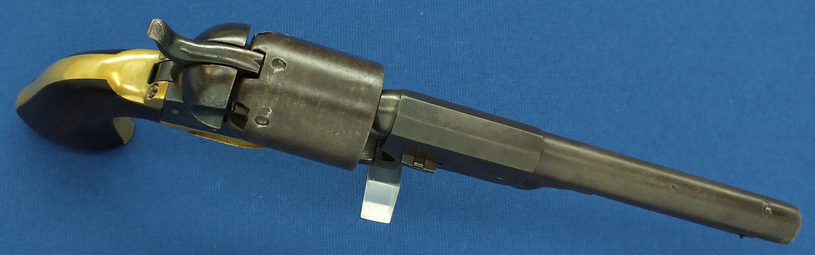 A Scarce antique American Goverment issued Colt Model 1848 First Model Dragoon percussion Revolver. 44 Caliber. Length 37cm. In good/very good condition. Price 8.500 euro
