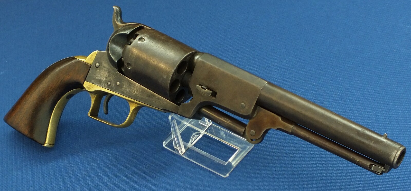 A Scarce antique American Goverment issued Colt Model 1848 First Model Dragoon percussion Revolver. 44 Caliber. Length 37cm. In good/very good condition. Price 8.500 euro