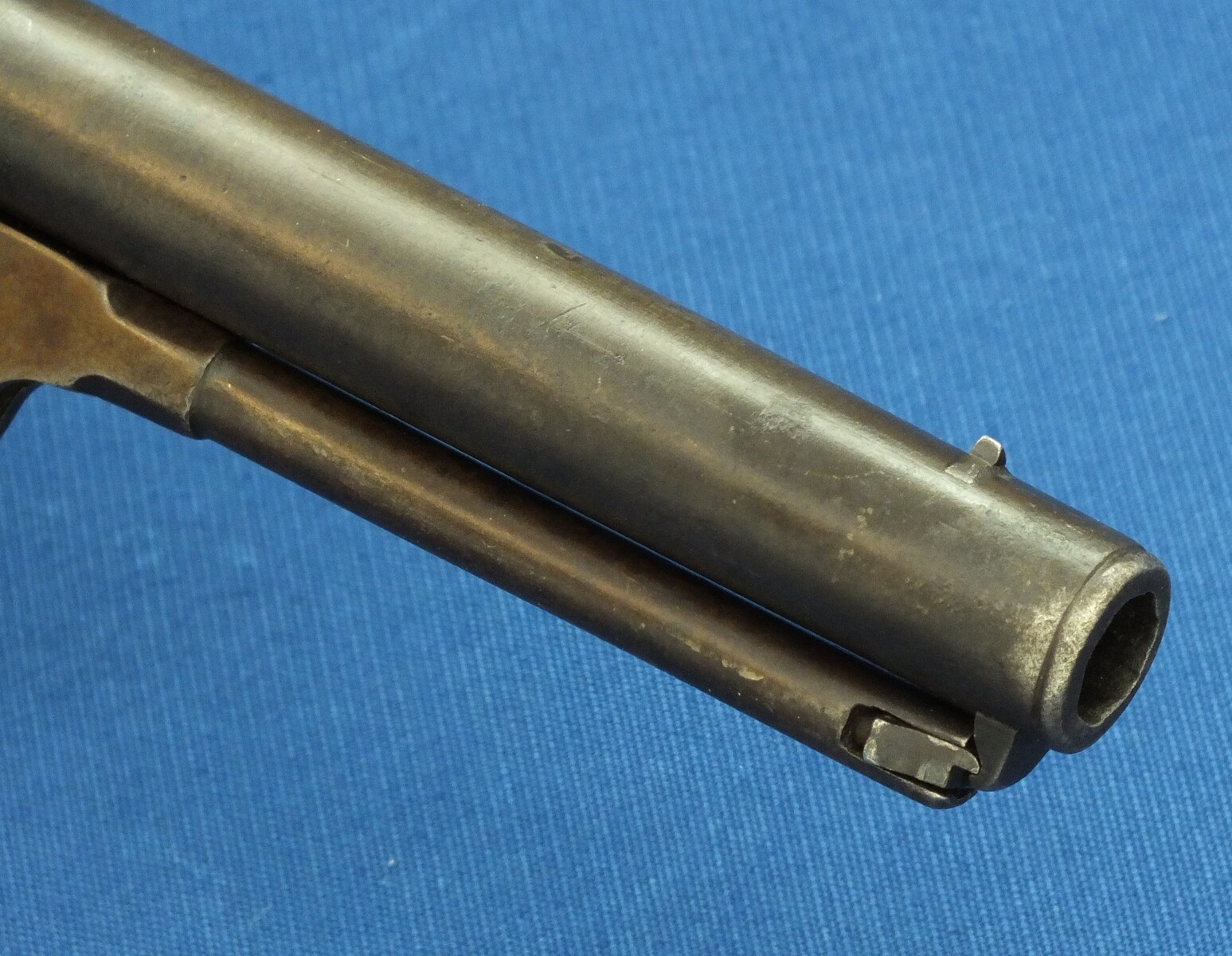 A Scarce antique American Goverment issued Colt Model 1848 First Model Dragoon percussion Revolver. 44 Caliber. Length 37cm. In good/very good condition. Price 8.500 euro