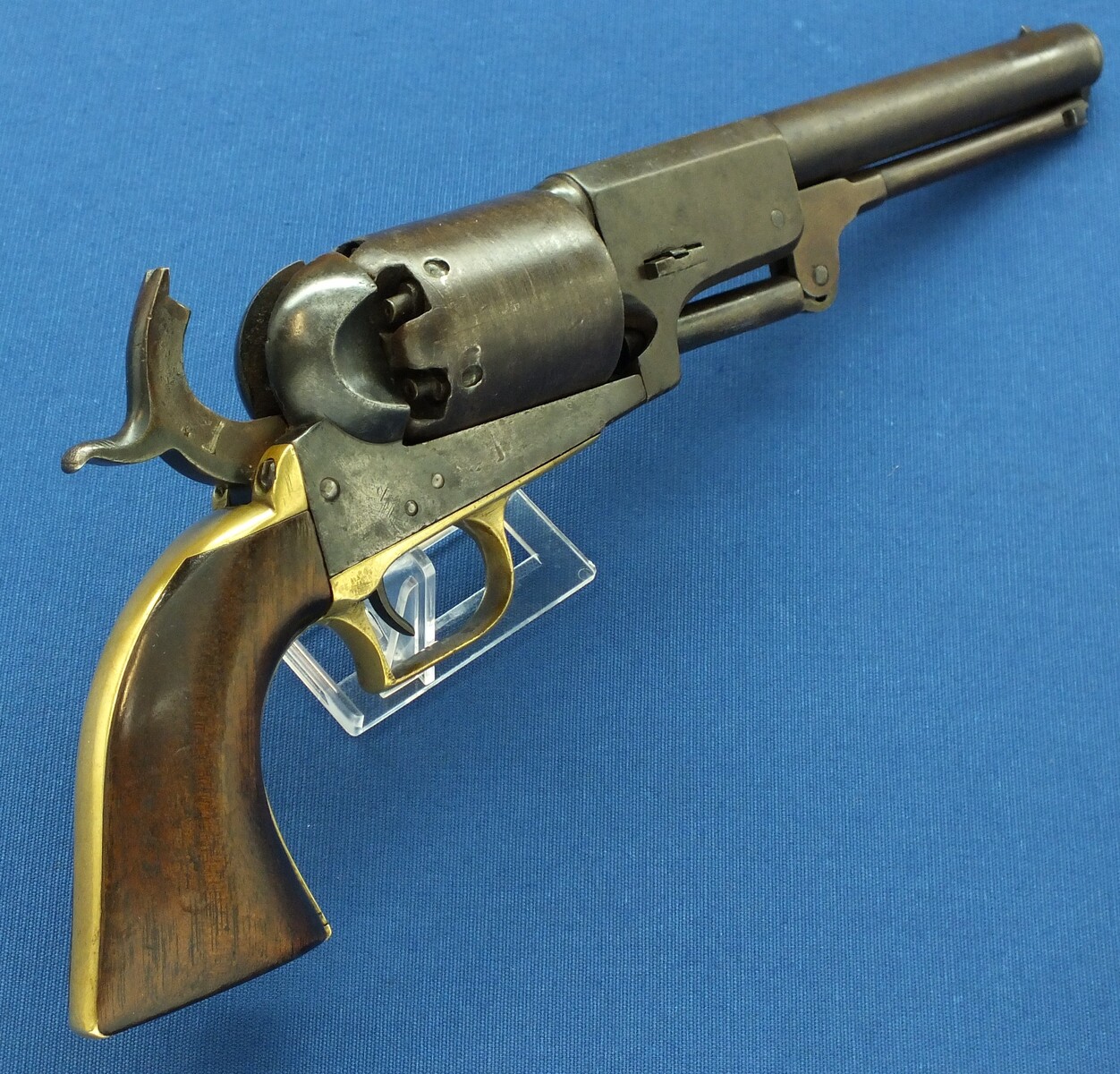 A Scarce antique American Goverment issued Colt Model 1848 First Model Dragoon percussion Revolver. 44 Caliber. Length 37cm. In good/very good condition. Price 8.500 euro