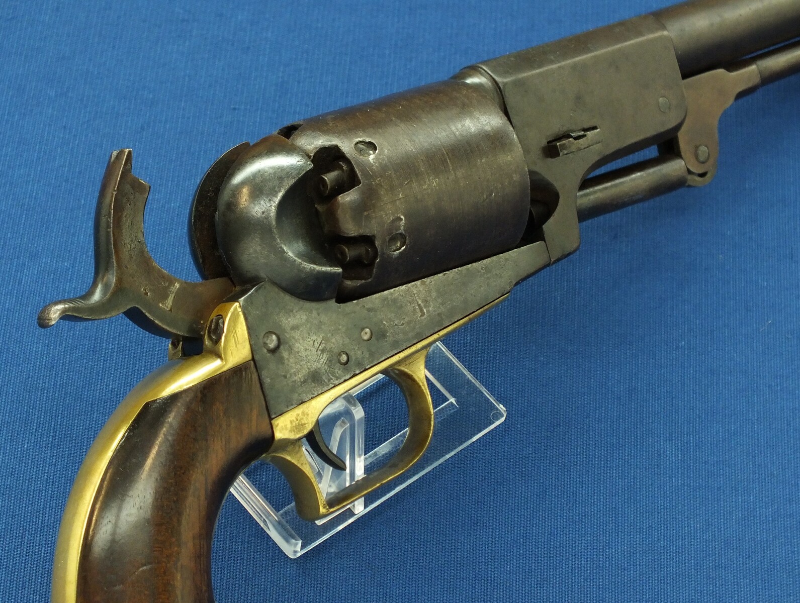 A Scarce antique American Goverment issued Colt Model 1848 First Model Dragoon percussion Revolver. 44 Caliber. Length 37cm. In good/very good condition. Price 8.500 euro