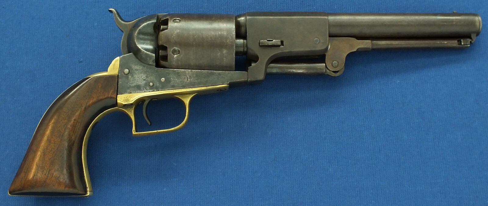 A Scarce antique American Goverment issued Colt Model 1848 First Model Dragoon percussion Revolver. 44 Caliber. Length 37cm. In good/very good condition. Price 8.500 euro
