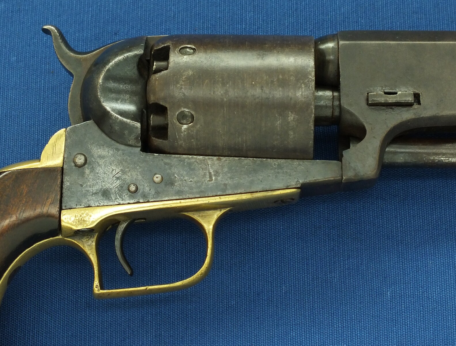 A Scarce antique American Goverment issued Colt Model 1848 First Model Dragoon percussion Revolver. 44 Caliber. Length 37cm. In good/very good condition. Price 8.500 euro