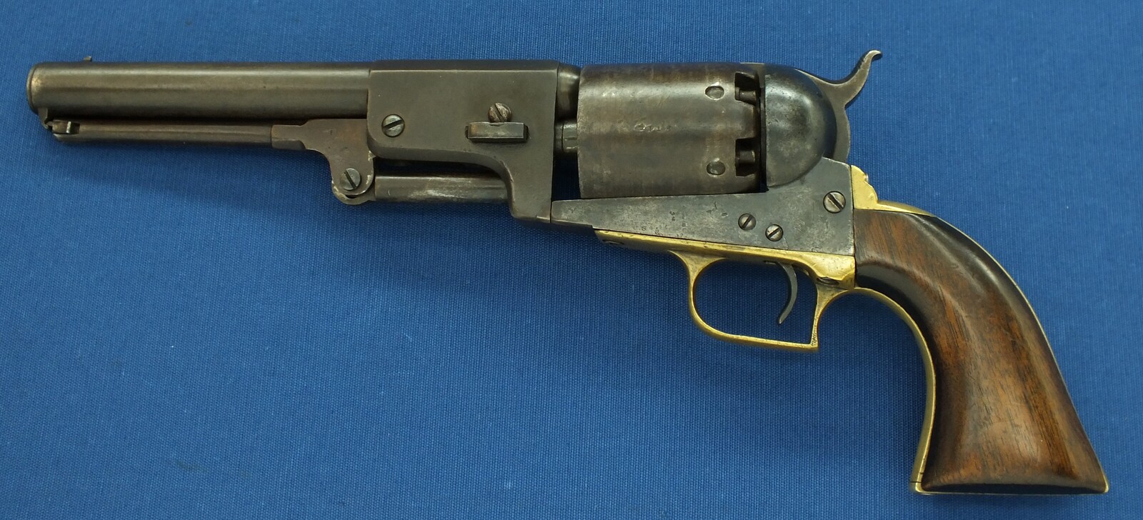 A Scarce antique American Goverment issued Colt Model 1848 First Model Dragoon percussion Revolver. 44 Caliber. Length 37cm. In good/very good condition. Price 8.500 euro