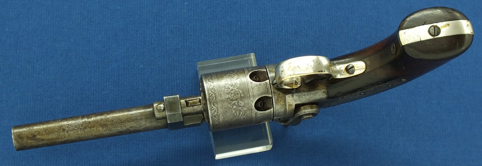 A scarce Antique American Massachutes Arms Co Chicopee Falls. Wesson&Leavitt Belt percussion revolver. In a very good condition. Lenght 27 cm, 31 caliber. Price 1.350 euro.