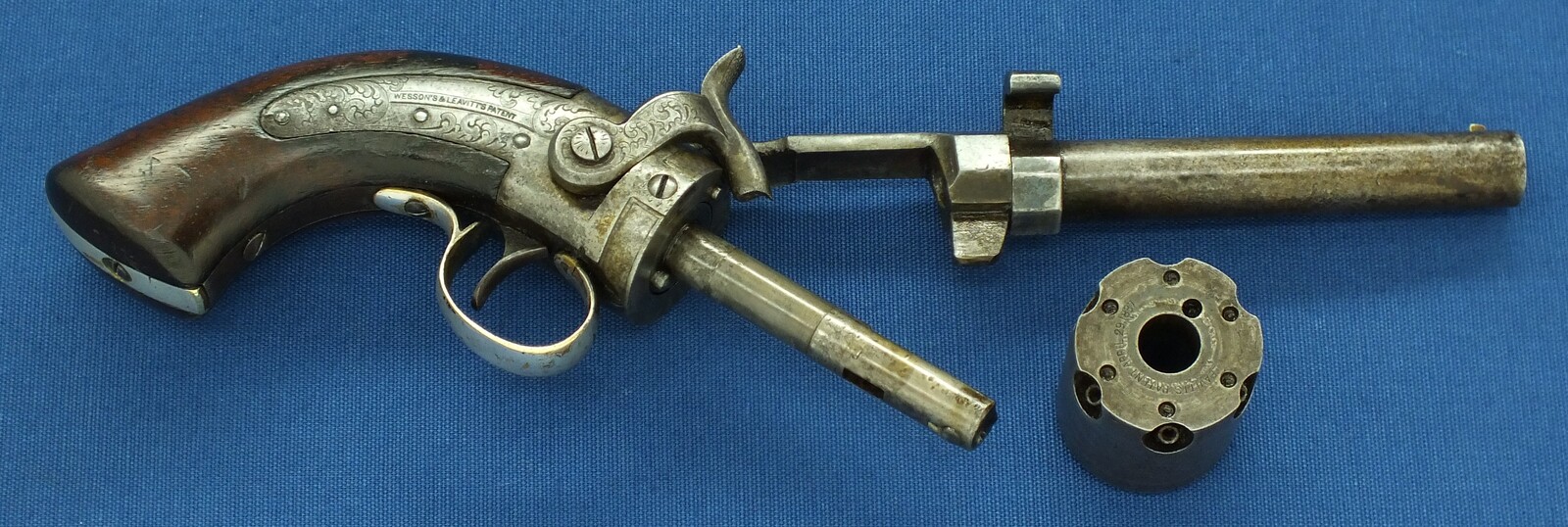 A scarce Antique American Massachutes Arms Co Chicopee Falls. Wesson&Leavitt Belt percussion revolver. In a very good condition. Lenght 27 cm, 31 caliber. Price 1.350 euro.
