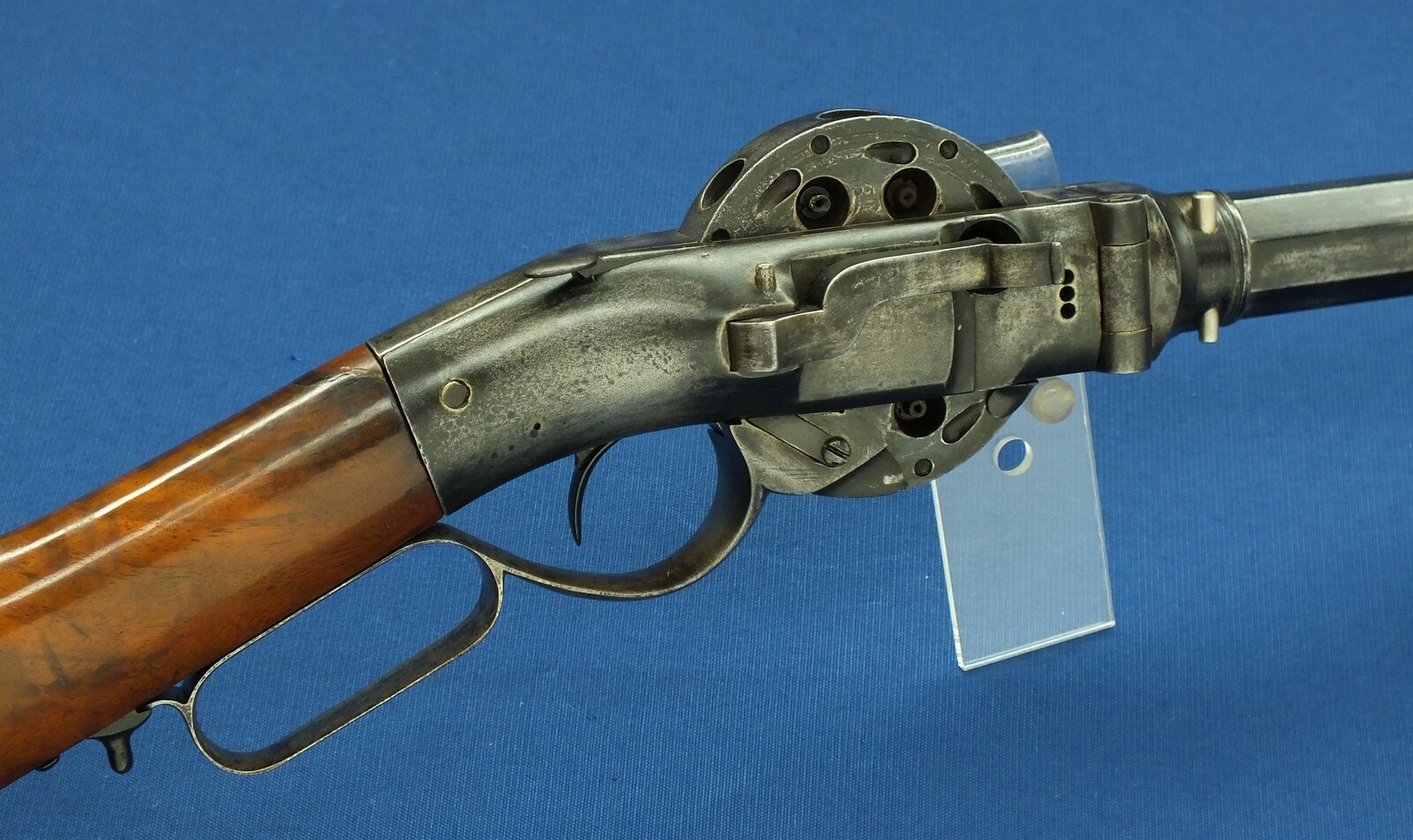 A scarce antique American P.W.Porter 8 shot revolving Turret Rifle, Third Model. 30inch heavy barrel. Caliber .50. Length 125 cm. In very good condition. Price 9.250 euro.