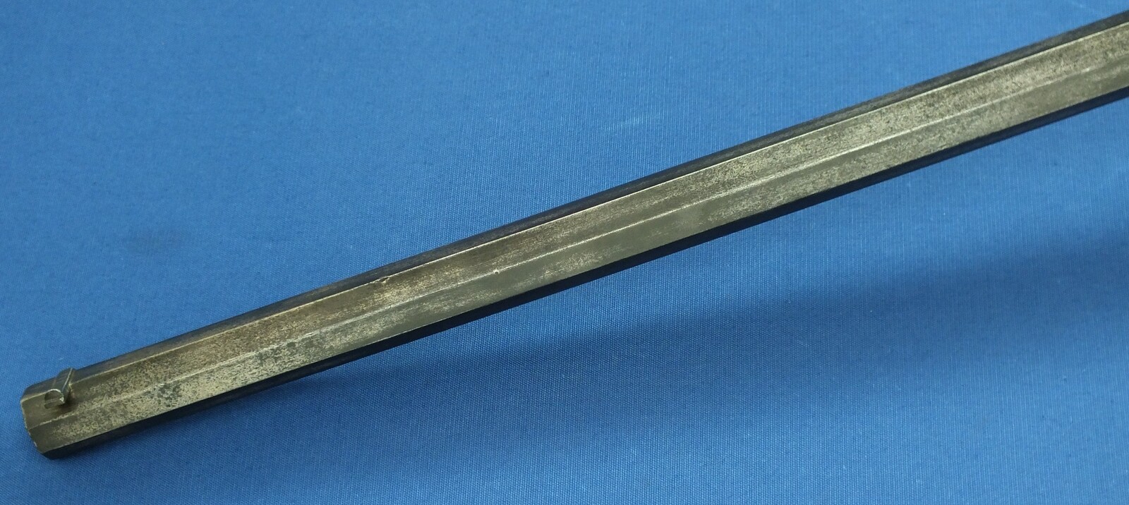A scarce antique American P.W.Porter 8 shot revolving Turret Rifle, Third Model. 30inch heavy barrel. Caliber .50. Length 125 cm. In very good condition. Price 9.250 euro.