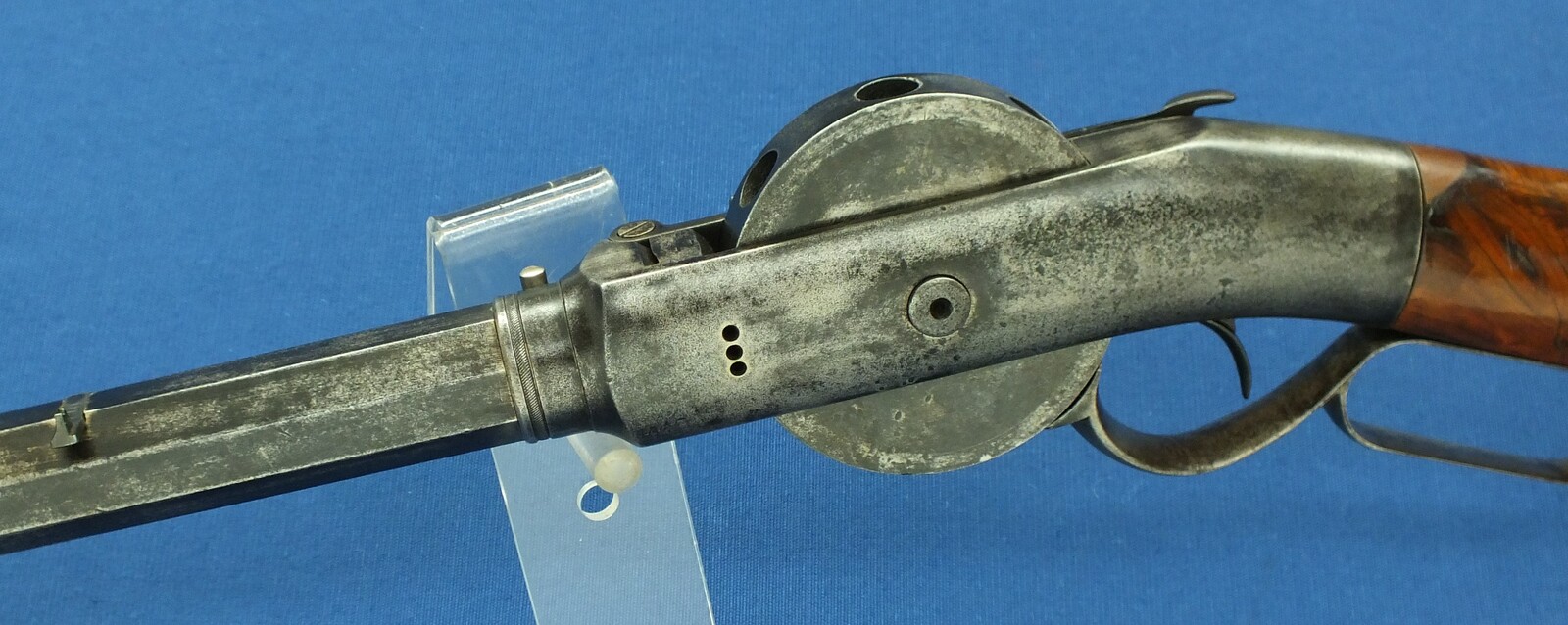 A scarce antique American P.W.Porter 8 shot revolving Turret Rifle, Third Model. 30inch heavy barrel. Caliber .50. Length 125 cm. In very good condition. Price 9.250 euro.