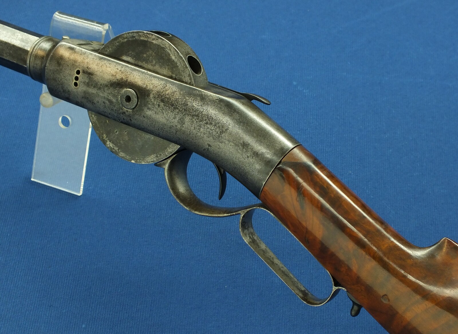 A scarce antique American P.W.Porter 8 shot revolving Turret Rifle, Third Model. 30inch heavy barrel. Caliber .50. Length 125 cm. In very good condition. Price 9.250 euro.