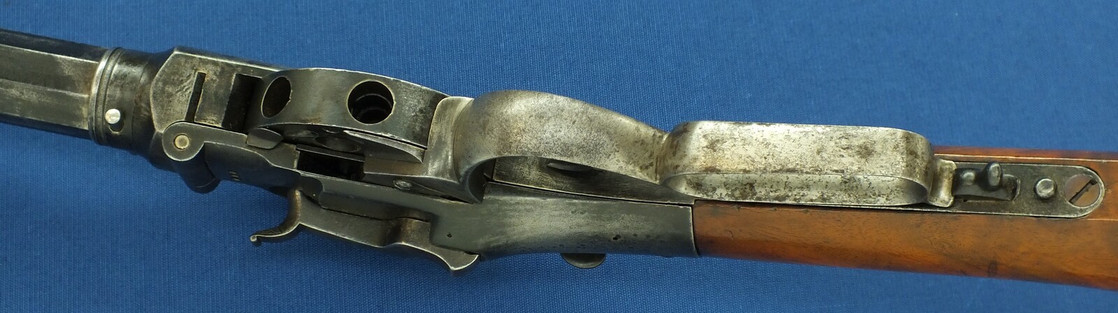 A scarce antique American P.W.Porter 8 shot revolving Turret Rifle, Third Model. 30inch heavy barrel. Caliber .50. Length 125 cm. In very good condition. Price 9.250 euro.