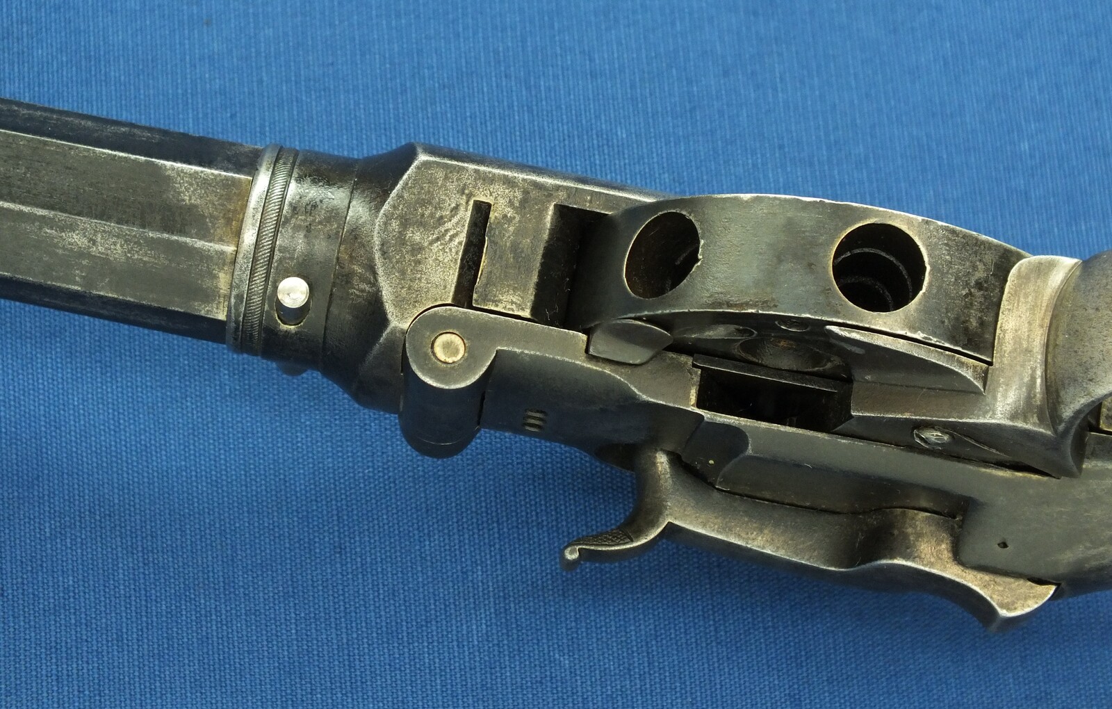 A scarce antique American P.W.Porter 8 shot revolving Turret Rifle, Third Model. 30inch heavy barrel. Caliber .50. Length 125 cm. In very good condition. Price 9.250 euro.