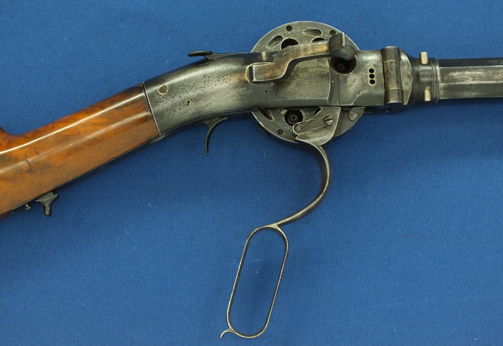 A scarce antique American P.W.Porter 8 shot revolving Turret Rifle, Third Model. 30inch heavy barrel. Caliber .50. Length 125 cm. In very good condition. Price 9.250 euro.