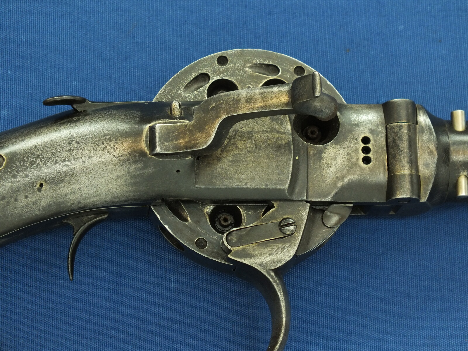A scarce antique American P.W.Porter 8 shot revolving Turret Rifle, Third Model. 30inch heavy barrel. Caliber .50. Length 125 cm. In very good condition. Price 9.250 euro.