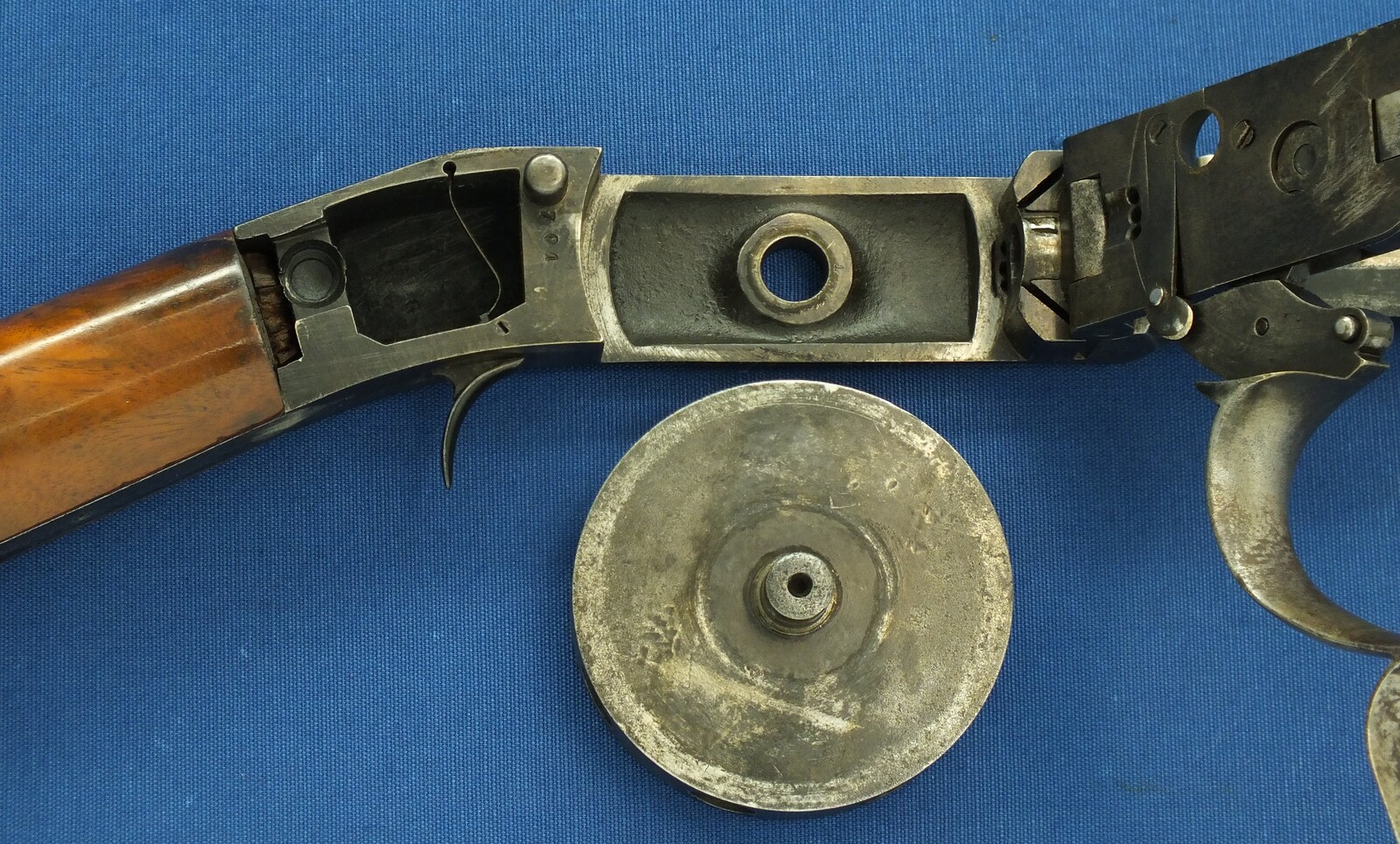 A scarce antique American P.W.Porter 8 shot revolving Turret Rifle, Third Model. 30inch heavy barrel. Caliber .50. Length 125 cm. In very good condition. Price 9.250 euro.
