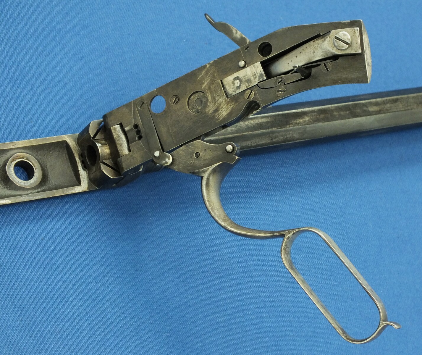 A scarce antique American P.W.Porter 8 shot revolving Turret Rifle, Third Model. 30inch heavy barrel. Caliber .50. Length 125 cm. In very good condition. Price 9.250 euro.