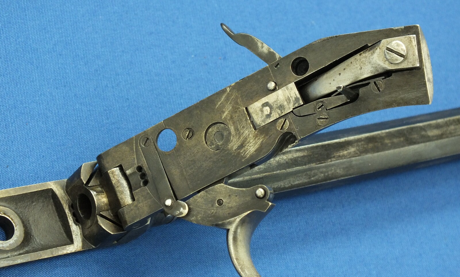 A scarce antique American P.W.Porter 8 shot revolving Turret Rifle, Third Model. 30inch heavy barrel. Caliber .50. Length 125 cm. In very good condition. Price 9.250 euro.
