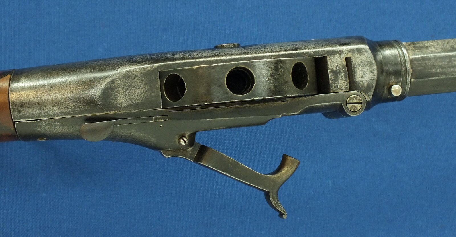 A scarce antique American P.W.Porter 8 shot revolving Turret Rifle, Third Model. 30inch heavy barrel. Caliber .50. Length 125 cm. In very good condition. Price 9.250 euro.