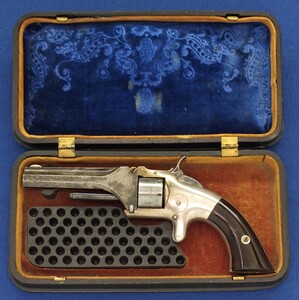 A scarce antique American Smith&Wesson Model No1 First issue Fifth type 7 shot 22 short rimfire revolver in it's Gutta Percha case. In very good condition. Price 6.750 euro