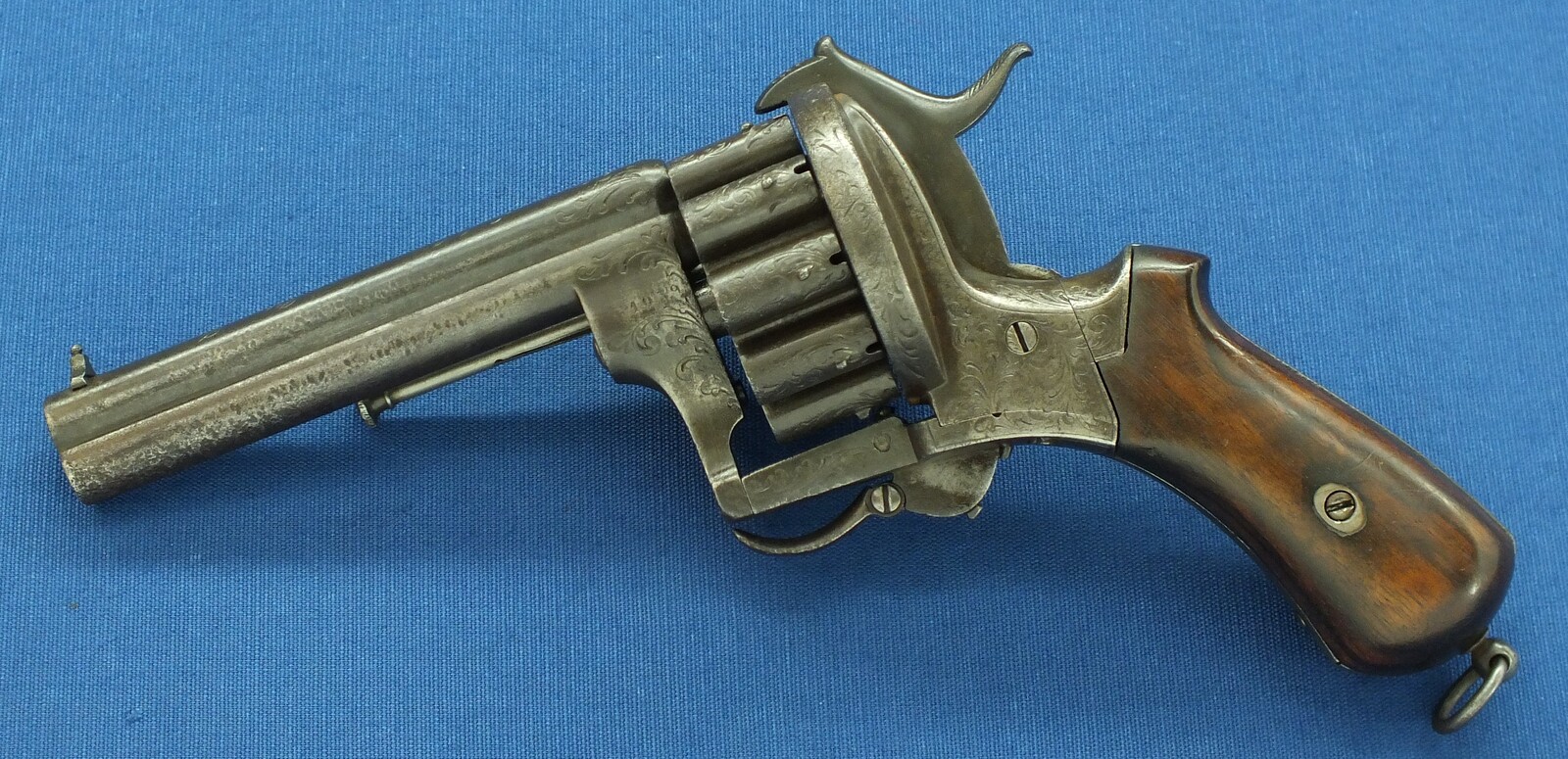 A scarce antique French 20 shot Pinfire Revolver. Signed on barrel: E. Lefaucheux Brevete a Paris. 7mm Caliber, length 27cm. In good/very good condition.