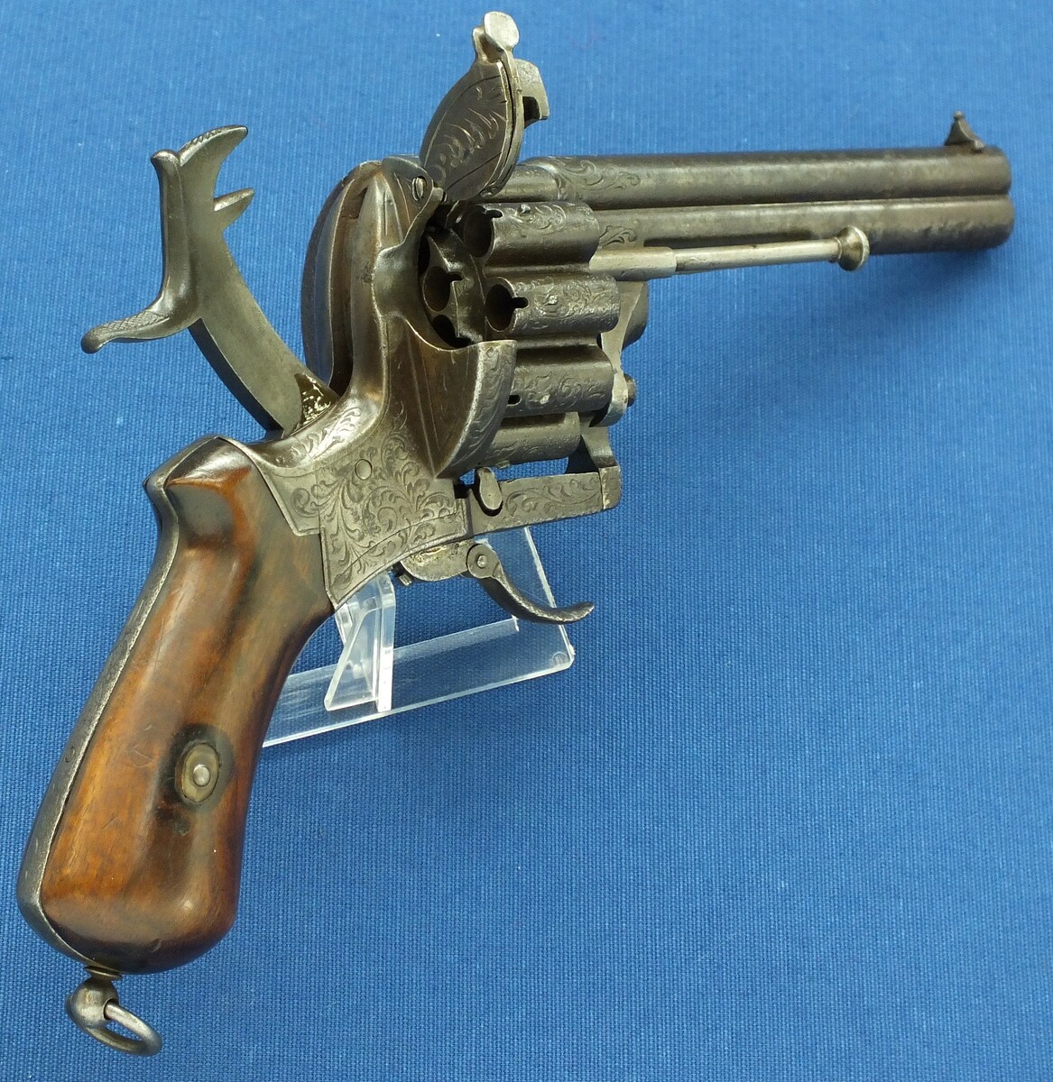 A scarce antique French 20 shot Pinfire Revolver. Signed on barrel: E. Lefaucheux Brevete a Paris. 7mm Caliber, length 27cm. In good/very good condition.