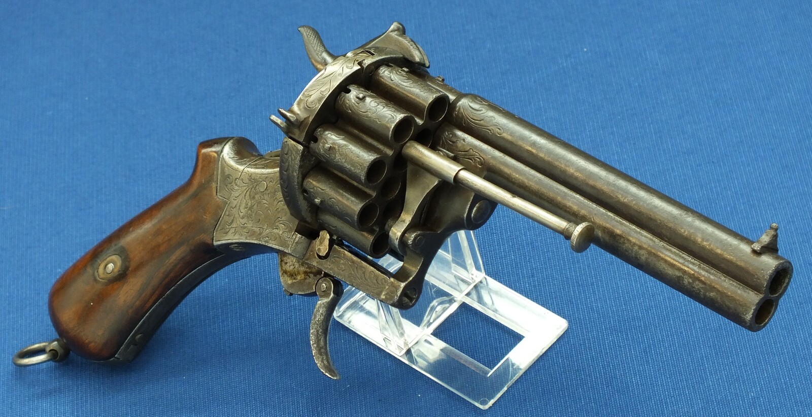 A scarce antique French 20 shot Pinfire Revolver. Signed on barrel: E. Lefaucheux Brevete a Paris. 7mm Caliber, length 27cm. In good/very good condition.