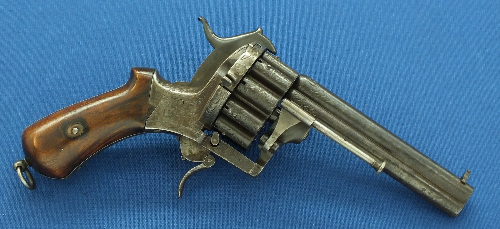 A scarce antique French 20 shot Pinfire Revolver. Signed on barrel: E. Lefaucheux Brevete a Paris. 7mm Caliber, length 27cm. In good/very good condition. Price 1.950 euro.