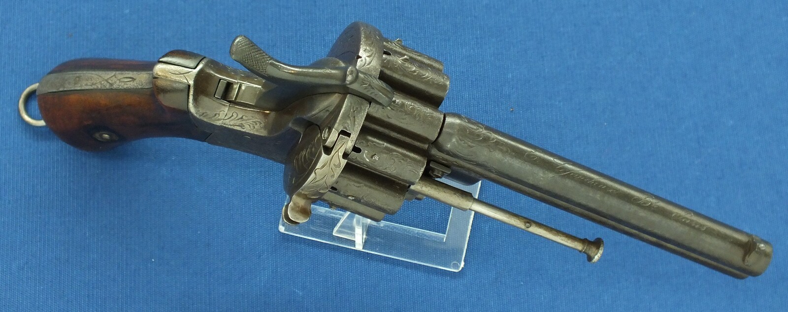 A scarce antique French 20 shot Pinfire Revolver. Signed on barrel: E. Lefaucheux Brevete a Paris. 7mm Caliber, length 27cm. In good/very good condition. Price 1.950 euro.