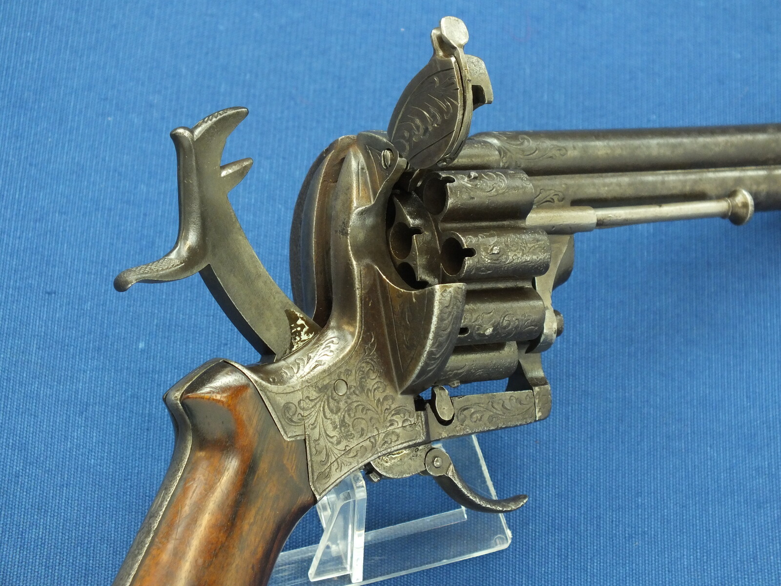 A scarce antique French 20 shot Pinfire Revolver. Signed on barrel: E. Lefaucheux Brevete a Paris. 7mm Caliber, length 27cm. In good/very good condition. Price 1.950 euro.
