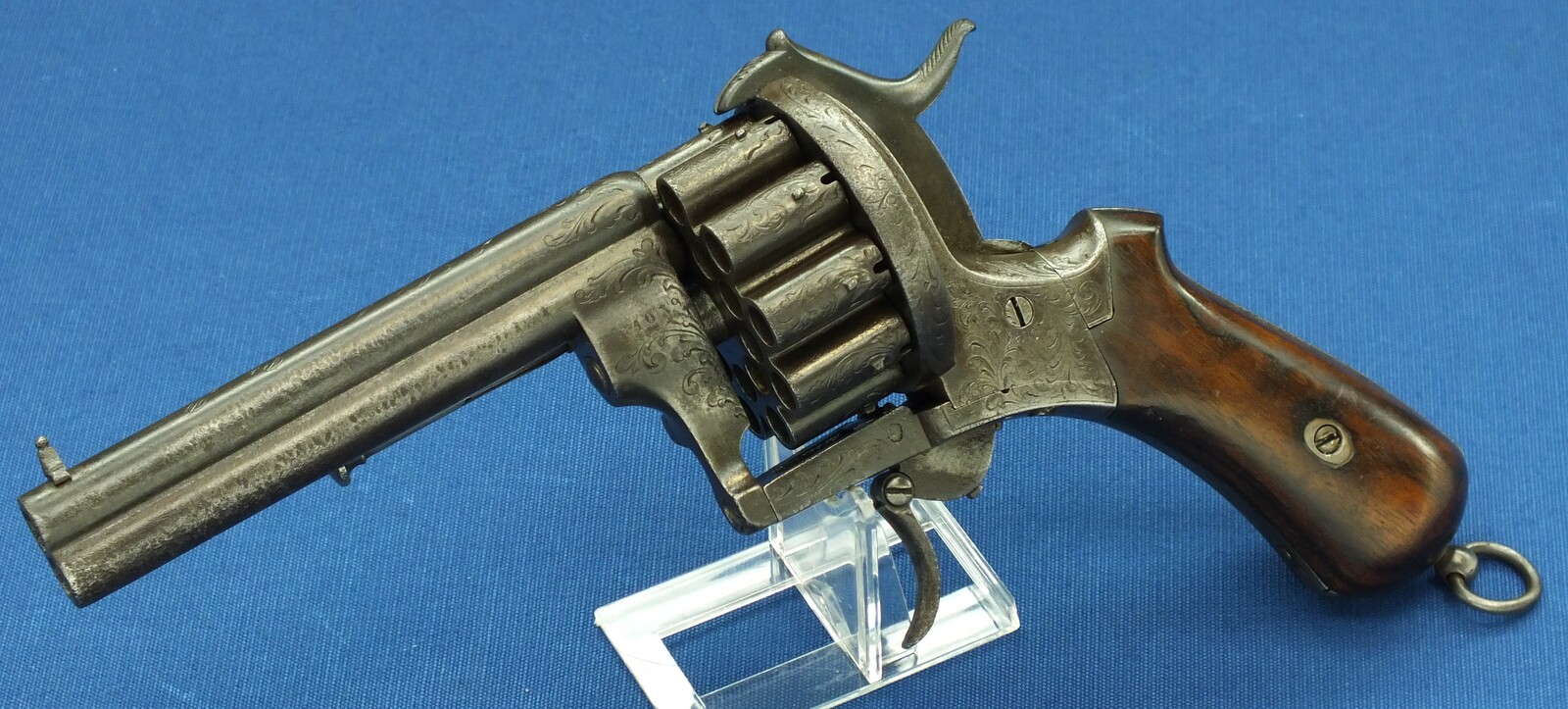 A scarce antique French 20 shot Pinfire Revolver. Signed on barrel: E. Lefaucheux Brevete a Paris. 7mm Caliber, length 27cm. In good/very good condition. Price 1.950 euro.