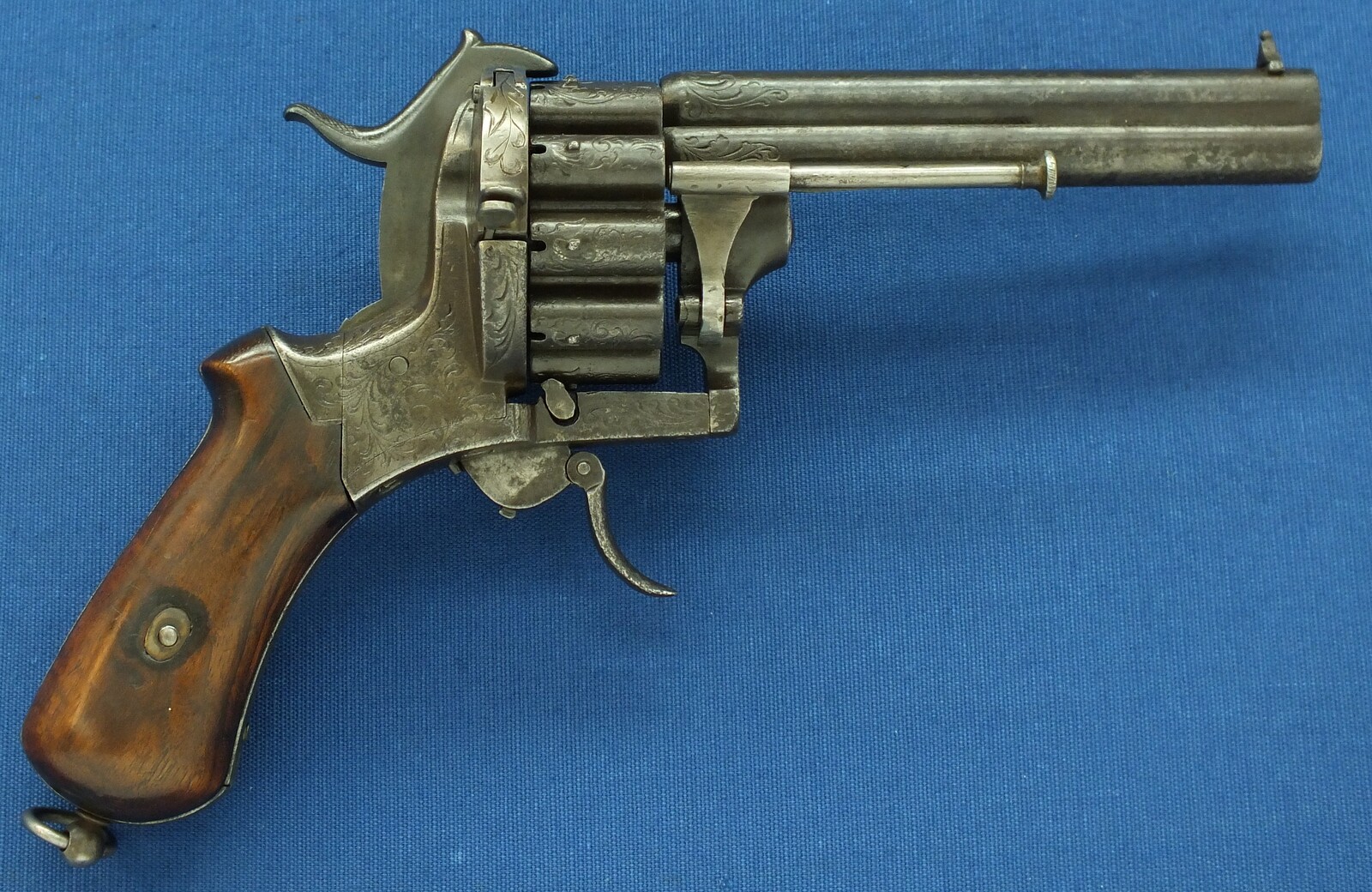 A scarce antique French 20 shot Pinfire Revolver. Signed on barrel: E. Lefaucheux Brevete a Paris. 7mm Caliber, length 27cm. In good/very good condition. Price 1.950 euro.