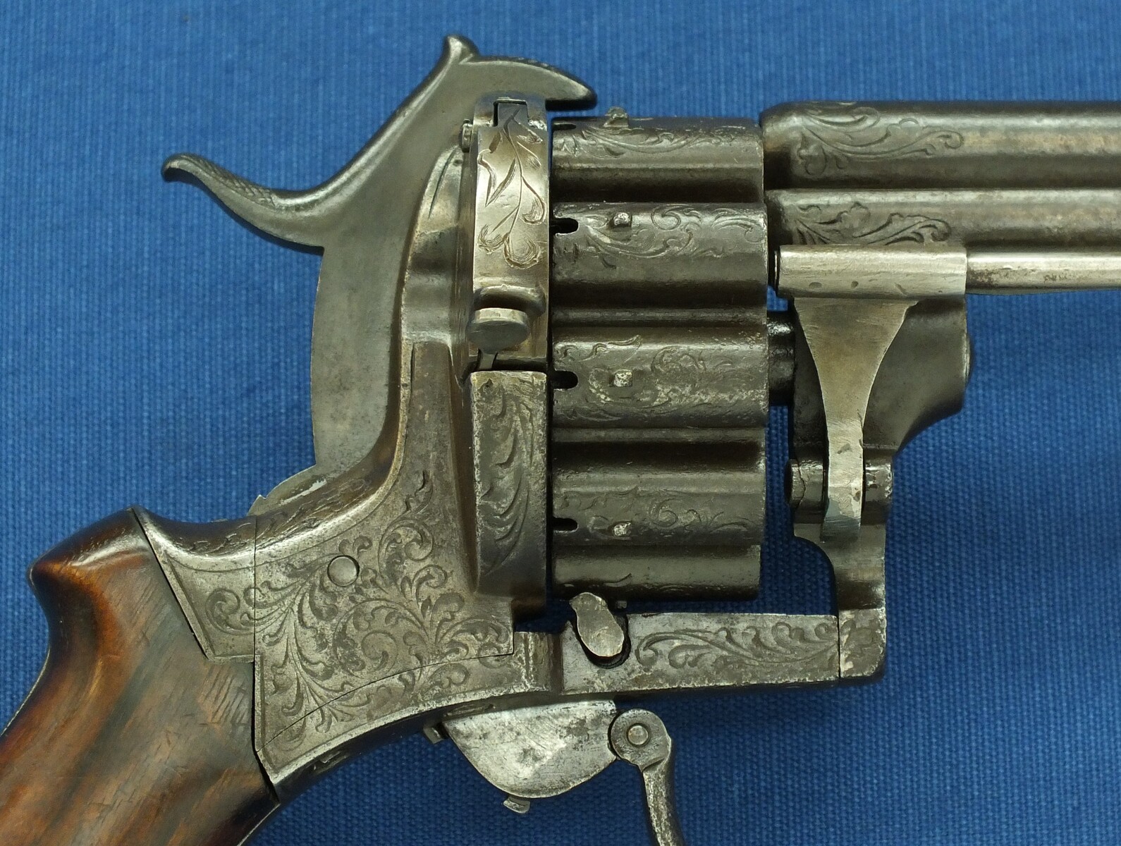 A scarce antique French 20 shot Pinfire Revolver. Signed on barrel: E. Lefaucheux Brevete a Paris. 7mm Caliber, length 27cm. In good/very good condition. Price 1.950 euro.
