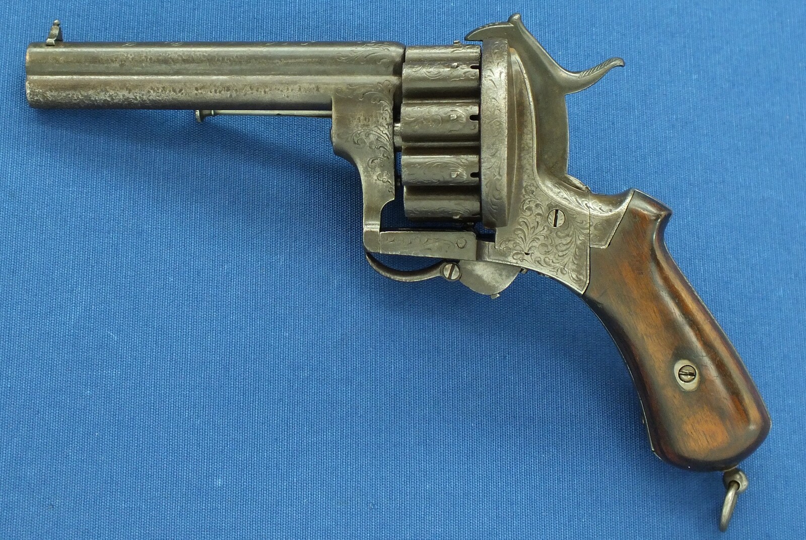 A scarce antique French 20 shot Pinfire Revolver. Signed on barrel: E. Lefaucheux Brevete a Paris. 7mm Caliber, length 27cm. In good/very good condition. Price 1.950 euro.