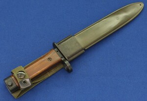 A scarce Dutch AR-10 Bayonet made by A.I. (Artillerie Inrichtingen) for the Portugese contract with a small additional quantity for use in the Dutch Army Trials. Only approx. 1600 made. Length 30,7 cm. In mint condition. 