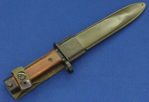 A scarce Dutch AR-10 Bayonet made by A.I. (Artillerie Inrichtingen) for the Portugese contract with a small additional quantity for use in the Dutch Army Trials. Only approx. 1600 made. Length 30,7 cm. In mint condition. 