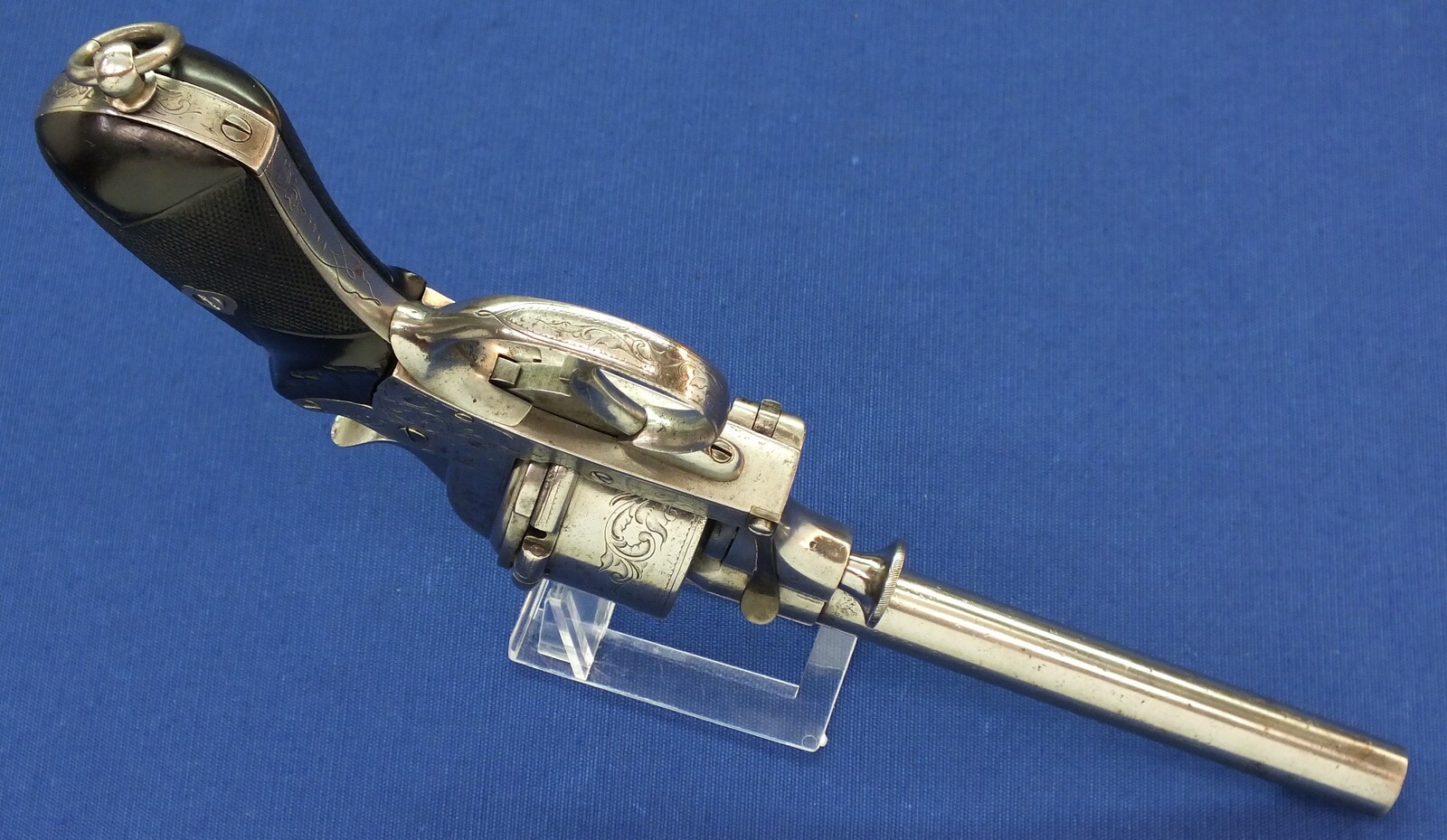A scarce engraved French Breuer's Patent SYSTEME ITALIEN 6 shot 12mm Pinfire Revolver with swing-out Cylinder. Length 30cm. In very good condition. Price 2.950 euro.