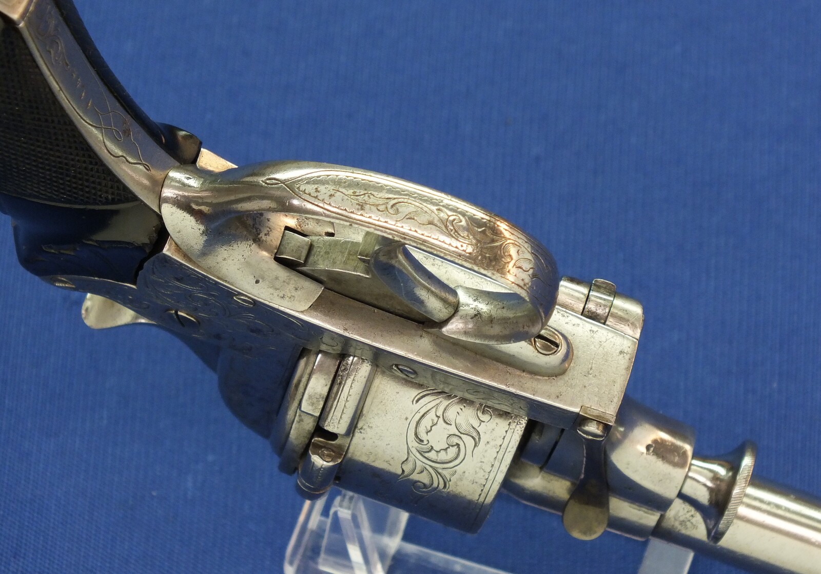 A scarce engraved French Breuer's Patent SYSTEME ITALIEN 6 shot 12mm Pinfire Revolver with swing-out Cylinder. Length 30cm. In very good condition. Price 2.950 euro.