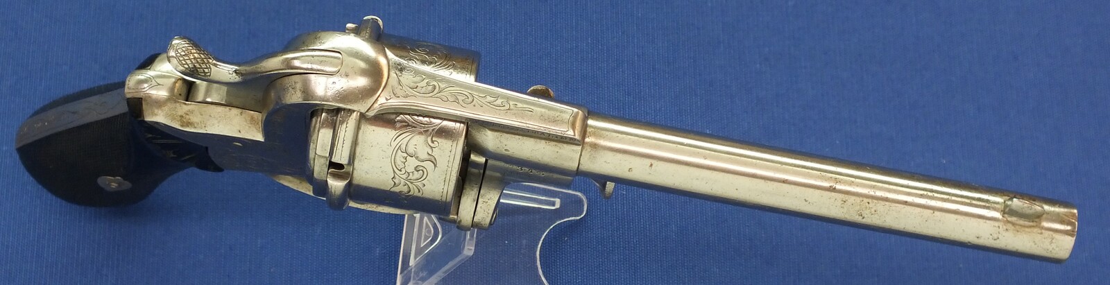 A scarce engraved French Breuer's Patent SYSTEME ITALIEN 6 shot 12mm Pinfire Revolver with swing-out Cylinder. Length 30cm. In very good condition. Price 2.950 euro.